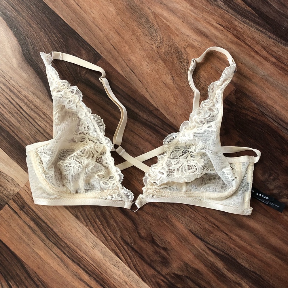 UO NWOT bralette. Medium. Cream lace.
